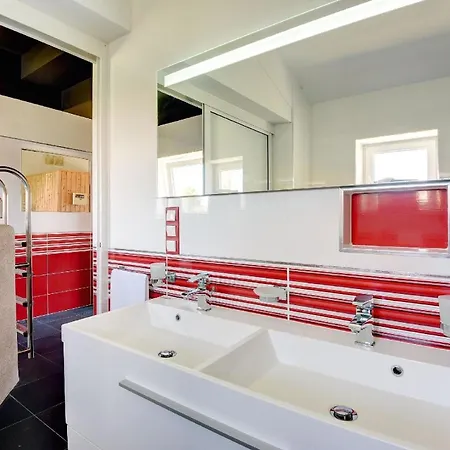 Grossflaechiges, Modern Eingerichtetes Natursteinhaus Mit Pool, Sauna, Dampfbad, Klimaanlage Und Wifi