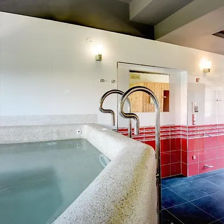 別荘 Grossflaechiges, Modern Eingerichtetes Natursteinhaus Mit Pool, Sauna, Dampfbad, Klimaanlage Und Wifi